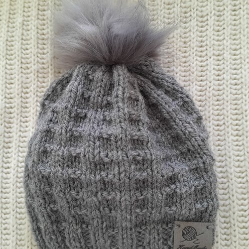 Bonnet 0/3 mois , gris , laine acrylique , tricoté à la main , idéal cadeau naissance où babyshower