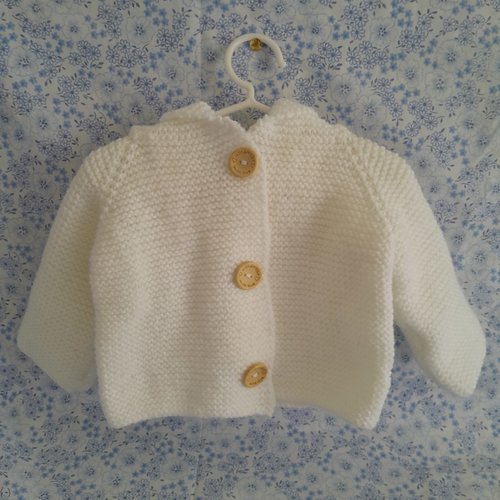 Veste/paletot blanc bébé 3 mois , laine acrylique certifiée oeko-tex, tricoté main