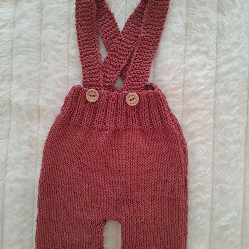 Petit short à bretelle, taille naissance/ 3 mois , 100% coton bio , tricoté à la main