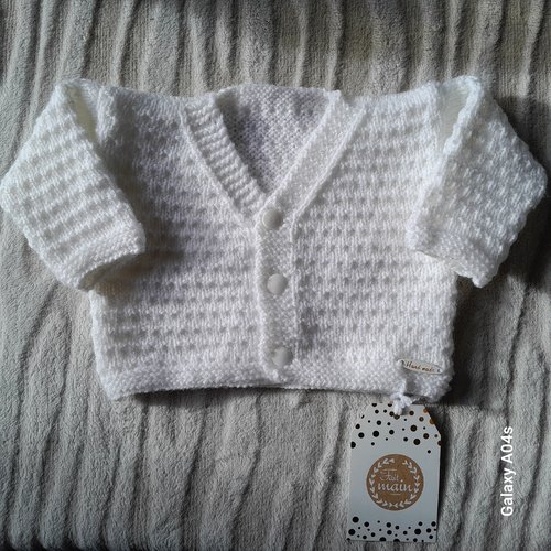 Gilet bébé taille naissance/3 mois , laine polyacrylique certifée eokotex, tricoté à la main