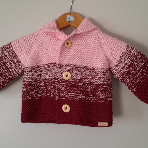Paletot/veste bébé 9/12 mois , laine acrylique certifiée oeko-tex, tricoté à la main aux aiguilles