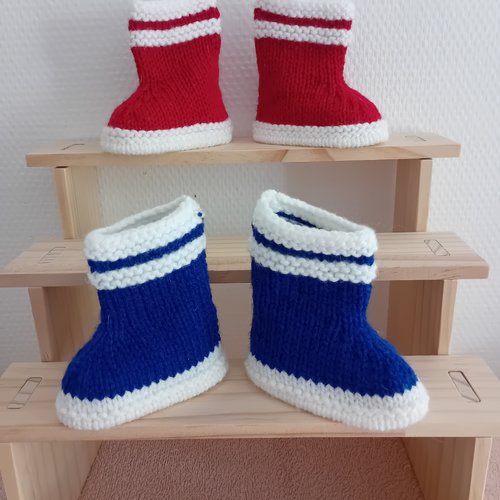 Chaussons style bottes , taille 6 mois , tricoté à la main,cadeau de naissance où fêtes .