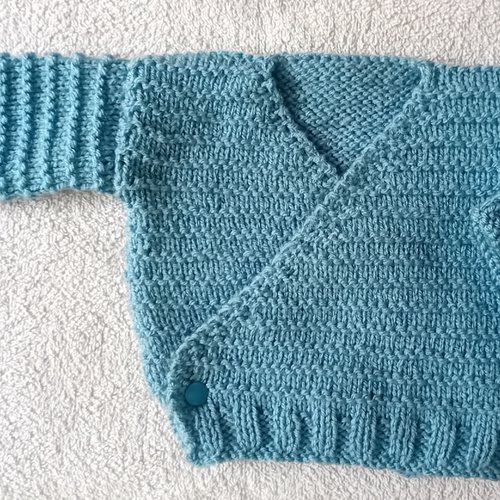 Brassière,cache coeur 3 mois , cadeau de naissance, sorti maternité,tricoté à la main,laine acrylique certifiée oekotex