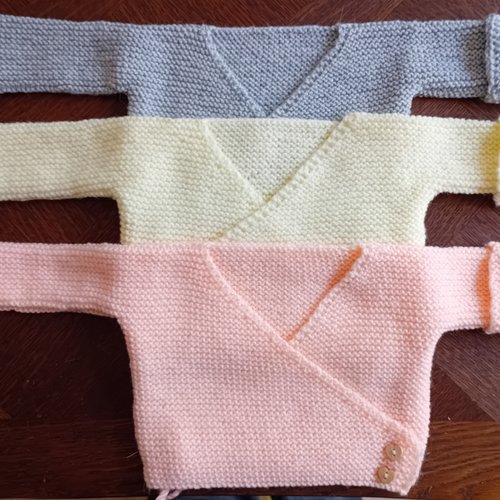 Lot de 3 brassieres, 0/3 mois , cache coeur en laine acrylique certifiée oekotex,tricoté à la main .