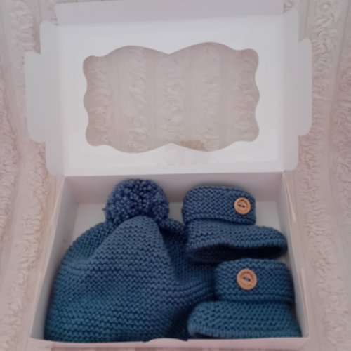 Coffret cadeau de naissance  3 mois , bleu pétrole ,fait main en laine acrylique