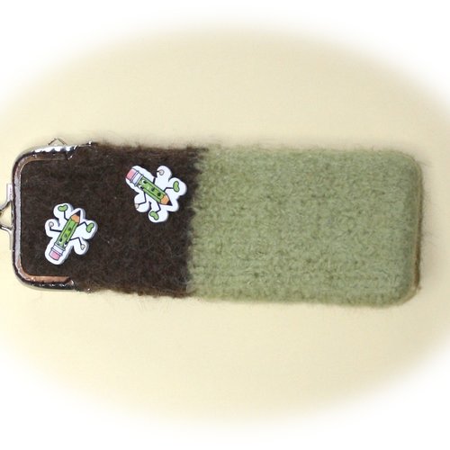 Trousse en laine feutrée vert amande et café décor crayons