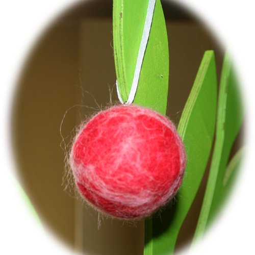 Boule de noël feutrée rouge chinée blanc