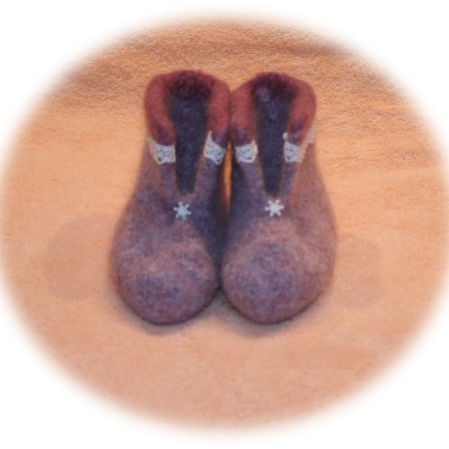 Chaussons bottines feutrés parme pour enfants ornés dentelle