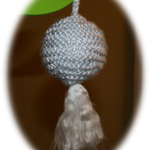 Boule de noël en coton gris perle satiné ornée de franges
