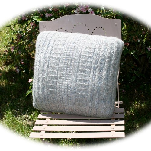 Coussin tricoté en laine mohair gris perle