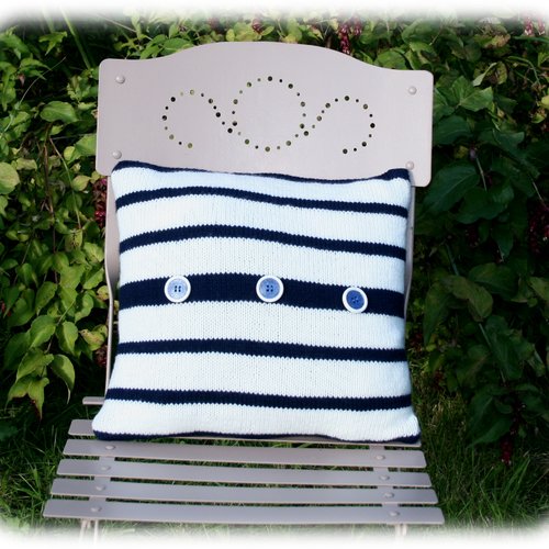 Coussin style marin tricoté en laine bleue marine et blanche