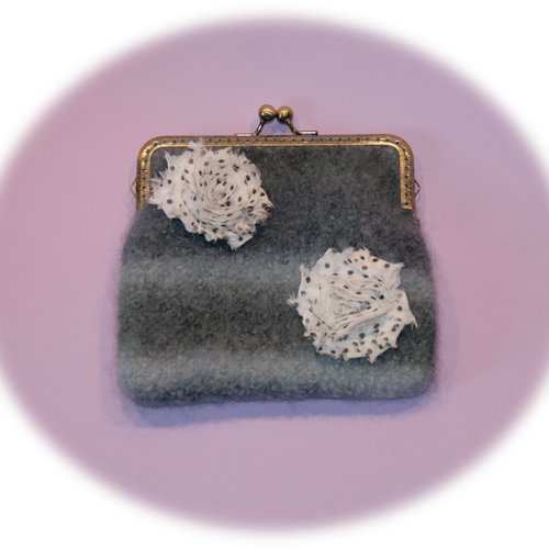 Pochette en laine feutrée grise ornée fleurs tissu