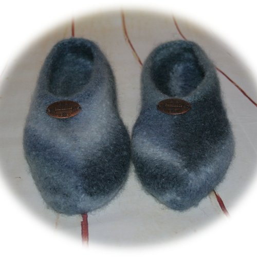 Chaussons pour adultes feutrés en pure laine bayadère bleue ornés décor métal