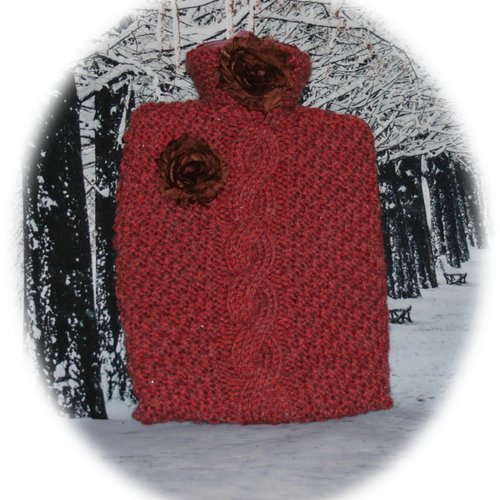 Bouillotte à eau et sa housse en laine rouge carmin décor fleurs tissu