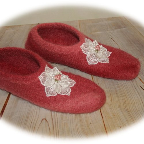 Chaussons pour adultes feutrés en pure laine bayadère rose ornés fleur dentelle