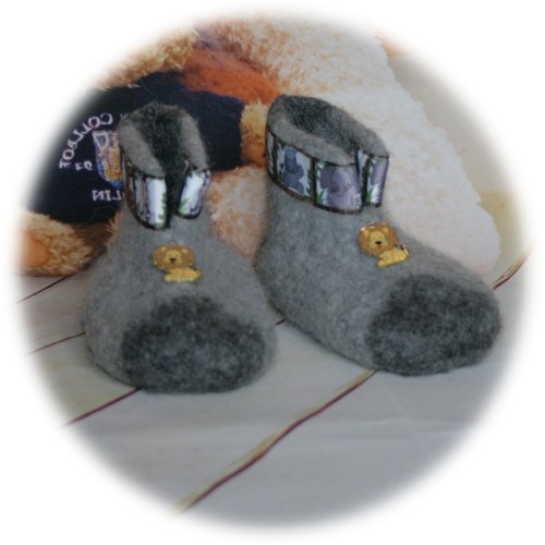 Chaussons bottines pour enfants feutrés duo de gris breloque lion
