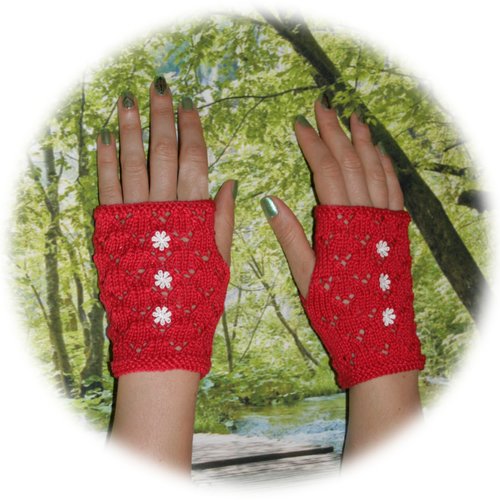 Mitaines d’été tricotées en coton rouge point ajouré ornées fleurs dentelle
