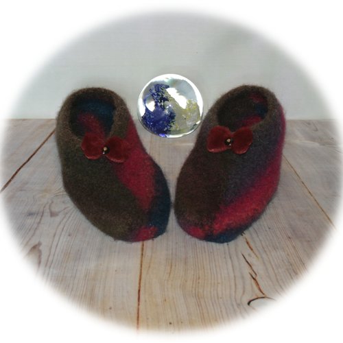 Chaussons pour adultes feutrés en pure laine bayadère marron/rouge/bleue ornés pompon nœud papillon