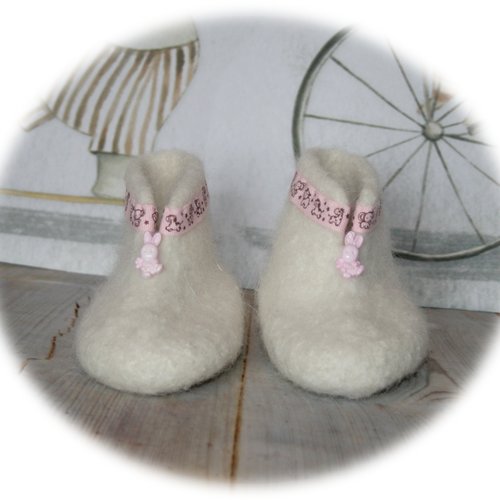 Chaussons bottines pour enfants feutrés blanc ornés lapins roses 9 mois