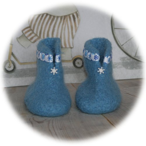 Chaussons bottines pour enfants feutrés bleus décor flocons 9/12 mois