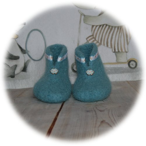 Chaussons bottines pour enfants feutrés bleus décor moutons 9 mois