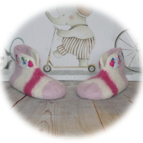 Chaussons bottines pour enfants feutrés rayés rose, parme et blanc ornés cœurs 24 mois
