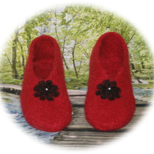 Chaussons pour adultes feutrés en pure laine rouge ornés fleur dentelle noire