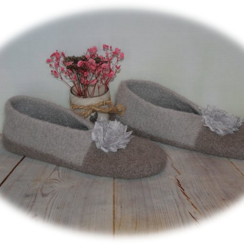 Chaussons pour adultes feutrés en pure laine duo de gris ornés fleurs tissu