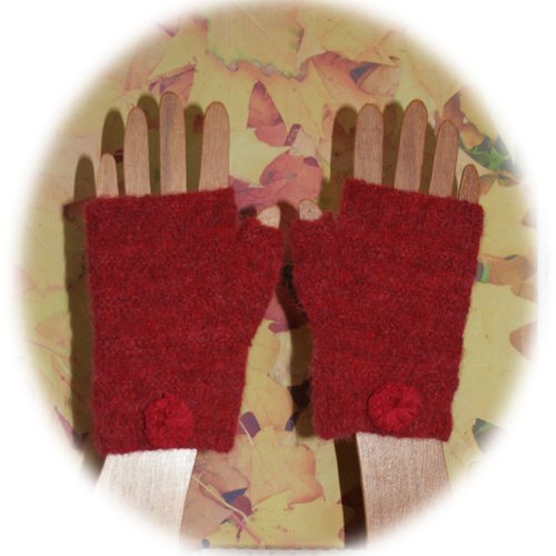 Mitaines en alpaga & fibres synthétiques cerise point fantaisie ornées pompon