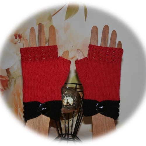 Mitaines en mérinos rouge et noir décorées bouton métal noir & strass