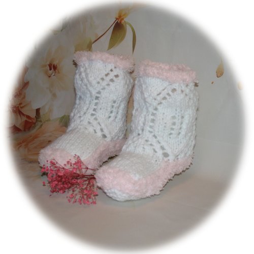 Chaussons en laine blanche & rose ornés point fantaisie