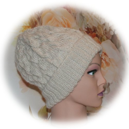 Bonnet femme en alpaga beige décor torsades