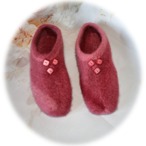 Chaussons pour adultes feutrés en pure laine bayadère rose ornés 3 boutons