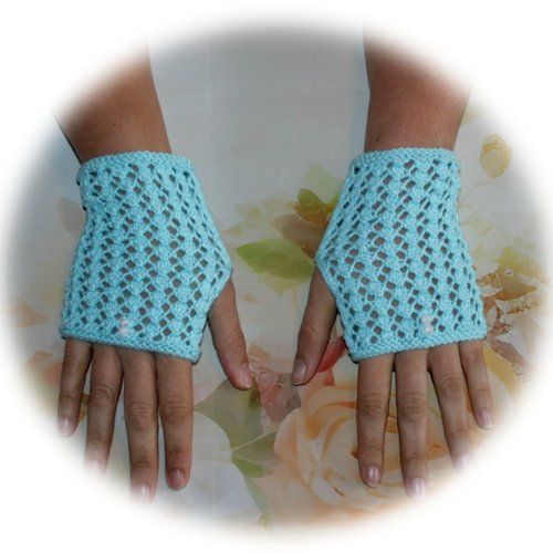 Mitaines d’été en coton turquoise point dentelle agrémentées de perles nacrées