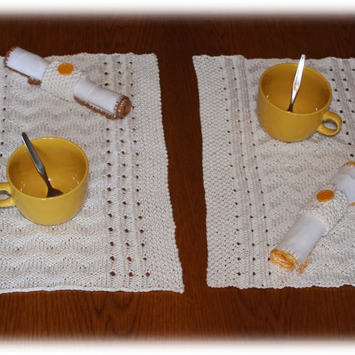 Sets de table naturels tricotés en coton écru
