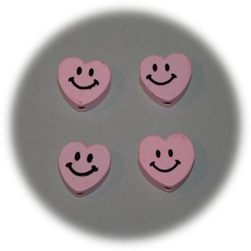 Lot de 4 perles en bois roses en forme de cœur souriant
