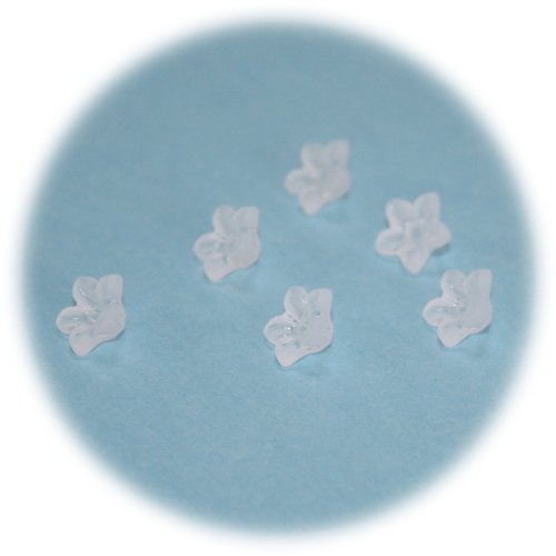 Lot de 6 perles blanches en acrylique en forme de fleur