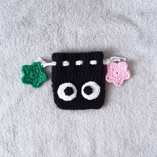 Pochette ghibli au crochet