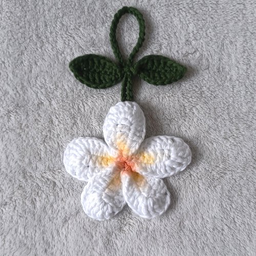 Fleur de frangipanier au crochet