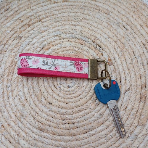Porte clés simili cuir – attache keyfob - mousqueton – coloris fuchsia et crème – motif fleuri
