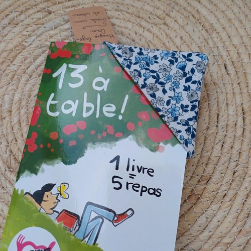 Marque page livre coin – coloris gris – motif fleuri blanc et bleu