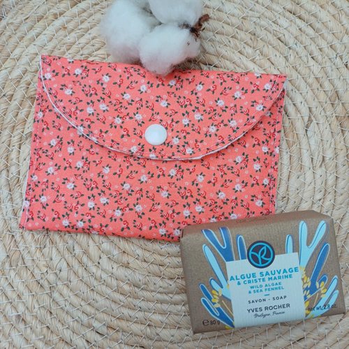 Pochette à savon ou shampoing solide – coloris corail – idéal pour les vacances et les week-ends