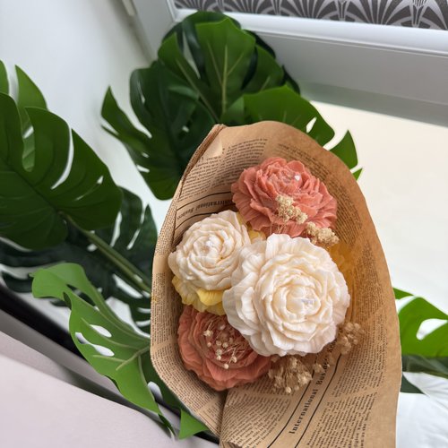 Bouquet en forme de bougie – élégance florale et lumière naturelle