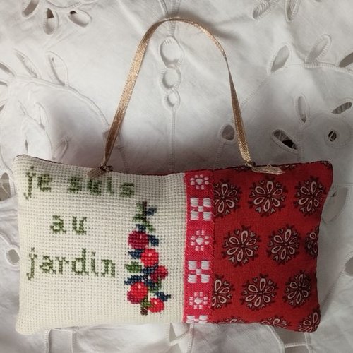 Coussin de porte a suspendre fait main "je suis au jardin" point de croix