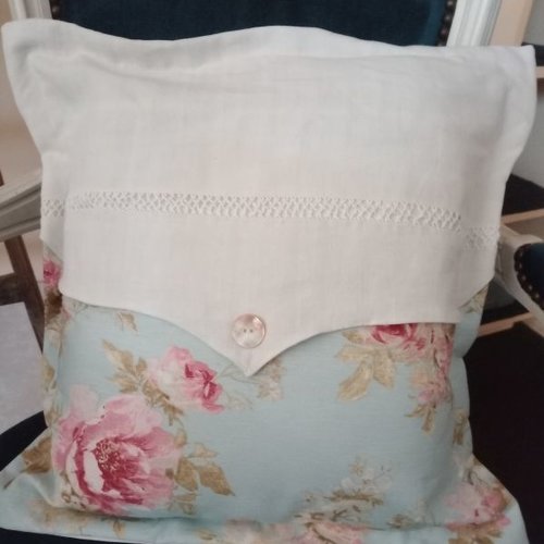 Housse de coussin fleurs romantiques et drap ancien