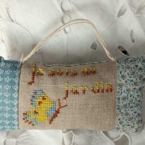 Coussin de porte a suspendre fait main "je suis au jardin" point de croix