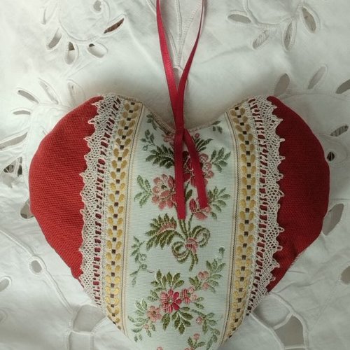 Coussin de porte coeur à suspendre linge ancien dentelle