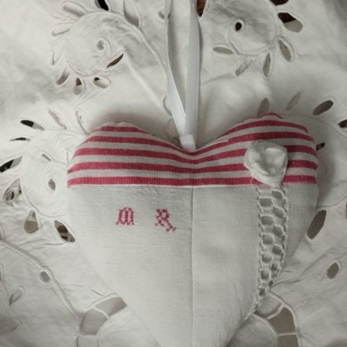 Coussin de porte coeur à suspendre linge ancien monogramme