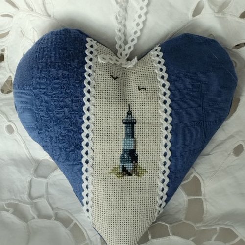 Coussin de porte cœur a suspendre fait main phare point de croix