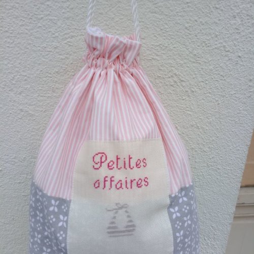 Pochon sac à lingerie fait et brodé main "petites affaires" féminin doublé
